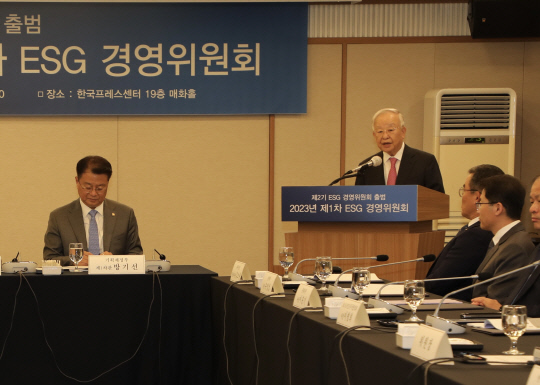 10일 서울 중구 프레스센터에서 열린 경총 ESG 경영위원회 회의에서 위원장인 손경식 경총 회장이 개회사를 하고 있다. 한국경영자총협회 제공